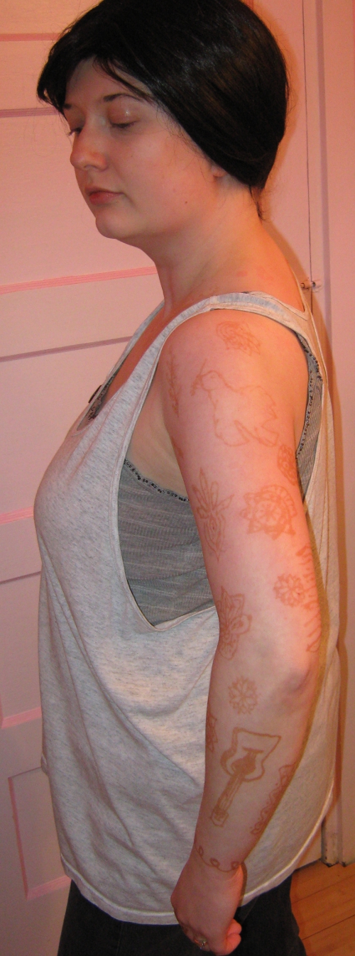 I used a henna tattoo kit to recreate Adam Levine's body art I pulled up 